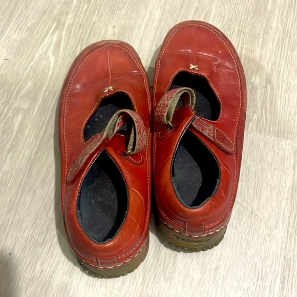 Worn, but in great shape. TEVA MaryJanes. Size 6US - Picture 1 of 3